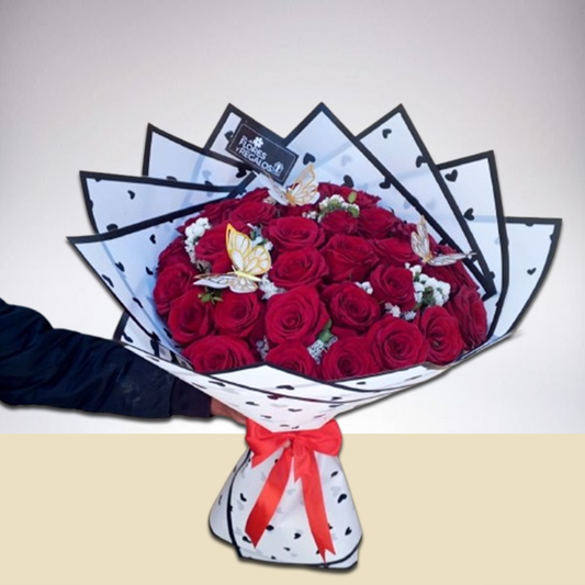 30 rosas rojas con mariposas